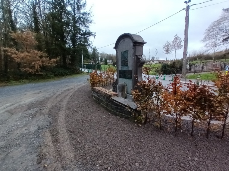 La fontaine "Zénobe Gramme" entourée d'une jeune haie de hètres